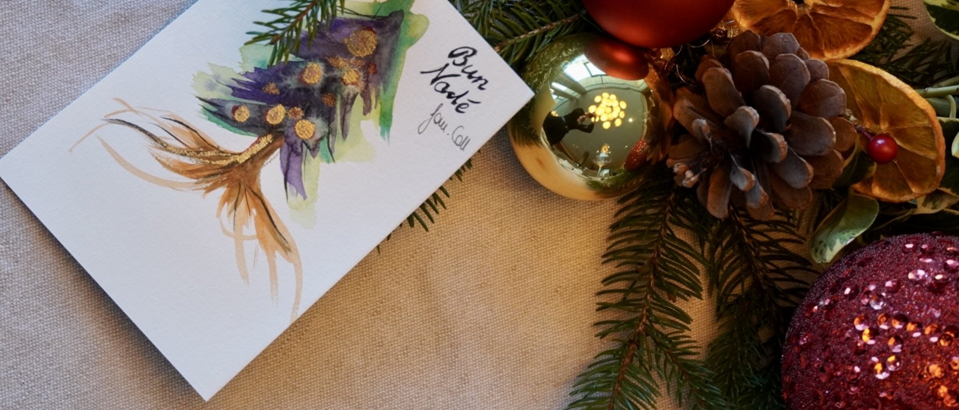 #myexcelsior Christmas News 25.12.2025 Weihnachtskarte neben Tannenzweigen, Kiefernzapfen und Christbaumkugeln