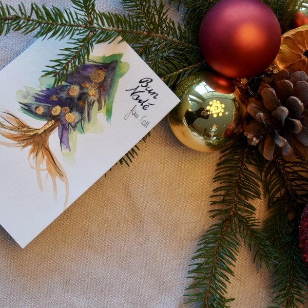 Wellnesshotel in Südtirol: Auf in den Traumurlaub! Weihnachtskarte neben Tannenzweigen, Kiefernzapfen und Christbaumkugeln