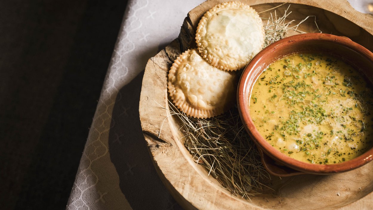 #myexcelsior Sunday News 01.03.2026 Gefüllte Teigtaschen neben einer Schale mit Kräuter-Dip auf einem Holztablett