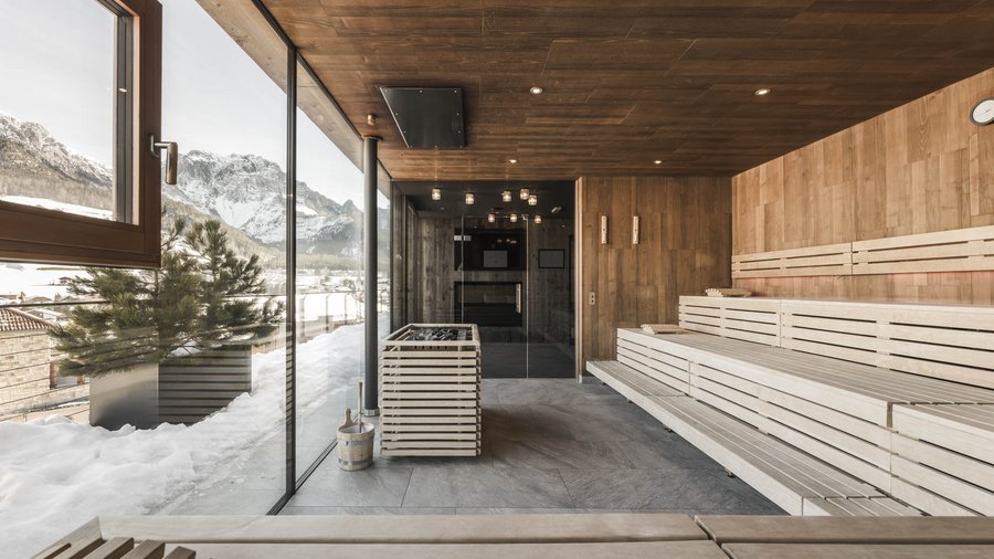 Excelsior: membro dei Belvita Leading Wellnesshotels Südtirol Sauna moderna con interni in legno e vista panoramica sulle montagne
