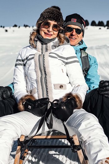Escursioni a San Vigilio di Marebbe e non solo Coppia su slitta su una collina innevata in una giornata di sole