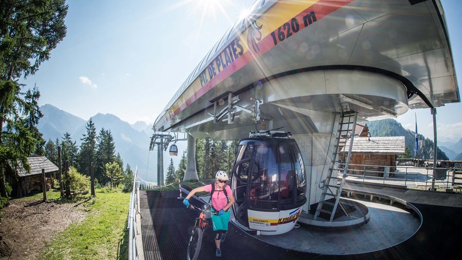 Regione bike Donna con mountain bike alla stazione della funivia Piz de Plaies a 1620 metri